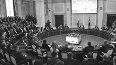 «Решая задачи по повышению качества жизни в регионе, особое внимание мы должны уделять Новосибирску, — подчеркнул Андрей Травников. — Статус столицы Сибири он получил заслуженно, благодаря динамичному росту и экономическому потенциалу. Именно поэтому развитие Новосибирска должно быть выделено как приоритет в новой редакции Стратегии социально-экономического развития Новосибирской области до 2030 года». Фото с сайта nso.ru