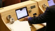 На очередной сессии регионального парламента депутатам предстоит принять целый ряд решений, касающихся бюджета области, медицинского страхования, дефицита дорожного фонда, роста стоимости патентов на работу для иностранцев и так далее. Подробнее читайте в следующем номере «Советской Сибири». Фото Аркадия Уварова