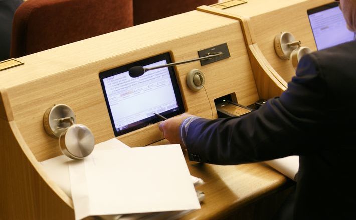 На очередной сессии регионального парламента депутатам предстоит принять целый ряд решений, касающихся бюджета области, медицинского страхования, дефицита дорожного фонда, роста стоимости патентов на работу для иностранцев и так далее. Подробнее читайте в следующем номере «Советской Сибири». Фото Аркадия Уварова