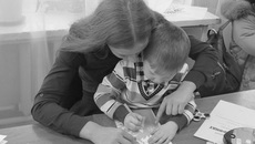 Накануне Нового года все вместе мастерят поделки и украшения для елки. Фото Натальи Кривякиной
