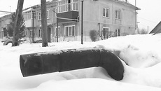 Департамент природных ресурсов и охраны окружающей среды Новосибирской области обратился в администрацию Коченёвского района, потребовав принять меры по организации водоотведения. В случае если обслуживающая компания отказывается это делать, проблема становится полномочием органов местного самоуправления. Кадр из телесюжета «Новости ОТС»