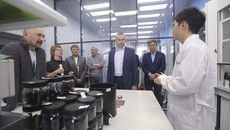 Андрей Травников ознакомился с работой промышленной установки синтеза одностенных углеродных нанотрубок Graphetron 1.0, позволяющей производить широкий спектр углеродных наноматериалов. Фото с сайта nso.ru