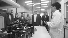 Андрей Травников ознакомился с работой промышленной установки синтеза одностенных углеродных нанотрубок Graphetron 1.0, позволяющей производить широкий спектр углеродных наноматериалов. Фото с сайта nso.ru
