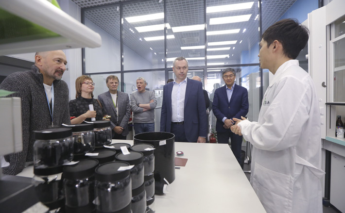 Андрей Травников ознакомился с работой промышленной установки синтеза одностенных углеродных нанотрубок Graphetron 1.0, позволяющей производить широкий спектр углеродных наноматериалов. Фото с сайта nso.ru 