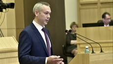Андрей ТРАВНИКОВ: «Во взаимоотношениях правительства региона и Заксобрания с точки зрения рабочих вопросов и обсуждения законопроектов мы действительно стараемся выстраивать конструктивную работу. Что касается дополнительного закрепления достигнутого, то Андрей Иванович Шимкив высказывал инициативу о корректировке регионального законодательства, для того,чтобы вопросы долгосрочных концессий рассматривались на сессии Заксобрания. Я это поддерживаю. Это важно для дополнительного контроля и будущих гарантий». Фото с сайта nso.ru