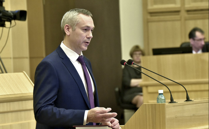 Андрей ТРАВНИКОВ: «Во взаимоотношениях правительства региона и Заксобрания с точки зрения рабочих вопросов и обсуждения законопроектов мы действительно стараемся выстраивать конструктивную работу. Что касается дополнительного закрепления достигнутого, то Андрей Иванович Шимкив высказывал инициативу о корректировке регионального законодательства, для того,чтобы вопросы долгосрочных концессий рассматривались на сессии Заксобрания. Я это поддерживаю. Это важно для дополнительного контроля и будущих гарантий». Фото с сайта nso.ru