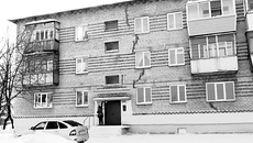На первый взгляд, дом на улице Карла Маркса вовсе не похож на аварийный: трещины внутри помещения два года назад замазаны пеной, оштукатурены, и с тех пор ничего не изменилось