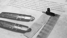 Одни солдаты стремились к тому, чтобы ни в коем случае не остаться неопознанными: делали медальоны из гильз патронов, писали на клочках бумаги. Другие верили в примету: носишь при себе смертный медальон, быть тебе убитым. Бойцы их либо выбрасывали, либо не заполняли бланки-вкладыши. Видимо, поэтому только при каждом десятом защитнике Отечества поисковики находят смертный медальон. Фото Аркадия УВАРОВА