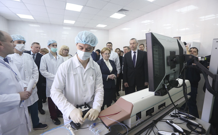 Вероника Скворцова ознакомилась с работой отделения паллиативной медицинской помощи взрослому населению Новосибирской районной больницы № 1 в с. Барышево, Новосибирского клинического центра крови, Сибирского окружного медицинского центра Федерального медико-биологического агентства России. Фото с сайта правительства Новосибирской области
