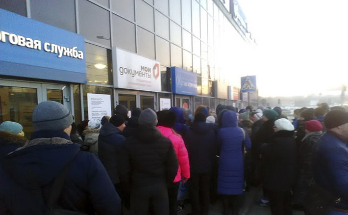 Очереди перед открытием офиса на площади Труда можно наблюдать каждое утро. Фото Дмитрия Тростникова