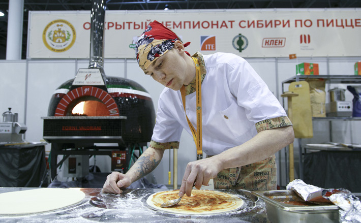 Профессия пекаря-кондитера, похоже, не устареет никогда. На фестивале «Весенний кулинарный кубок — 2018», организатором которого выступает региональный минпромторг, учащиеся профильных образовательных учреждений продемонстрировали не только мастерство. Они реально любят готовить. И делают это с невероятным вкусом. Фото Аркадия УВАРОВА