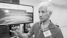 Владимир ПОЛЯКОВ, инженер компании «Модульные Системы Торнадо» (на фото):
— Мы считаем, что надо объединяться в ассоциации. Задача в следующем: работая сообща, понять, какие рекомендации и стандарты нужны для промышленной автоматизации с учетом отечественной специфики. Необходимость импортозамещения витала в воздухе уже давно, хотя мы всегда работали так, чтобы как можно меньше зависеть от кого бы то ни было, все делать самим. При этом мы всегда открыты для внешних контактов. Сейчас, например, ситуация сильно поворачивается в сторону Востока. Думаю, без нормальной международной организации разделения труда работать невозможно. Фото Аркадия УВАРОВА