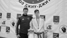 Победитель первенства России Илья Федотов и его тренер Александр Курило. Фото предоставлено спортивным клубом «Сибирский Ресурс»