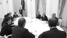 На встрече с выпускниками программы развития кадрового управленческого резерва, получившими во время обучения назначения на должности временно исполняющих обязанности высших должностных лиц субъектов Российской Федерации. Фото с сайта www.kremlin.ru