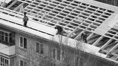 Чаще всего работники получают тяжелые травмы либо погибают, упав с высоты. В 2018 году — уже двое погибших. Фото Аркадия УВАРОВА