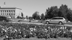 За пять лет в Здвинске построено три километра тротуаров. В 2014 году отремонтировали один из двух больших мостов —
коммунальный, заасфальтировали подъезды. Построили новый пешеходный мост с улицы Речной на Береговую. До этого жителям приходилось делать двухкилометровый крюк, чтобы попасть на другой берег, в поликлинику или ДК. Подвесных мостов в селе несколько, на каждом есть освещение. Фото Ларисы ПОПОВОЙ