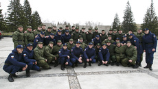 Каждый год мы становимся свидетелями отправки в армию наших молодых земляков. И всегда это проходит как яркое событие. Новобранцы знают: их поддерживают и ценят. Кстати, этой весной и наши коллеги с телеканала ОТС проводили в армию молодого сотрудника. Фото Аркадия УВАРОВА