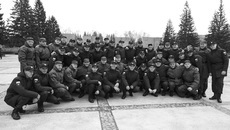 Каждый год мы становимся свидетелями отправки в армию наших молодых земляков. И всегда это проходит как яркое событие. Новобранцы знают: их поддерживают и ценят. Кстати, этой весной и наши коллеги с телеканала ОТС проводили в армию молодого сотрудника. Фото Аркадия УВАРОВА