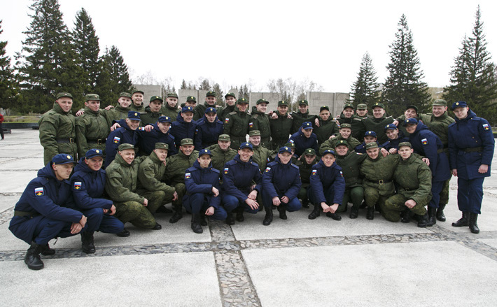 Каждый год мы становимся свидетелями отправки в армию наших молодых земляков. И всегда это проходит как яркое событие. Новобранцы знают: их поддерживают и ценят. Кстати, этой весной и наши коллеги с телеканала ОТС проводили в армию молодого сотрудника. Фото Аркадия УВАРОВА
