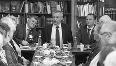 Ветераны рассказали Андрею Травникову, чем живут и чего ждут в Мошковском районе. Фото Аркадия УВАРОВА