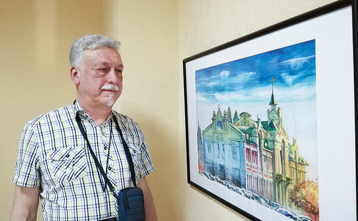 Организатор выставки Владимир Курилов и его работа. Фото Олега ТАРАНА