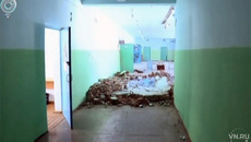 На первом этаже школы обрушилась часть внутренней перегородки. Кадр из телесюжета «Новости ОТС»