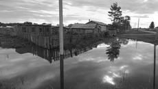 Огороды сельских жителей залиты водой, и люди до сих пор не могут посадить картошку. На полях — такая же картина. Фото Аркадия УВАРОВА