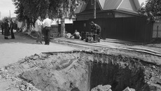 Обвалившийся канализационный коллектор на улице Ушакова. Фотографии сделаны 26 и 27 июня, каждый день ситуация меняется. Корреспонденты из Бердска сообщили, что асфальт ушел под землю прямо на их глазах, во время пресс-подхода. Фото Натальи Сковрунской