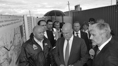 Представители «Новосибирскавтодора» сообщили министру транспорта РФ Евгению Дитриху (справа), что строительство автотрассы с «клеверными» развязками идет с опережением графика. Фото с сайта правительства НСО