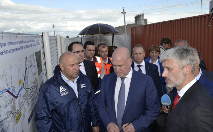 Представители «Новосибирскавтодора» сообщили министру транспорта РФ Евгению Дитриху (справа), что строительство автотрассы с «клеверными» развязками идет с опережением графика. Фото с сайта правительства НСО