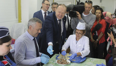 На предприятии «Русь» в селе Абрамово Куйбышевского района Андрею Травникову предложили попрактиковаться в изготовлении пельменей ручной лепки. Фото Дмитрия БЕКАРЕВА