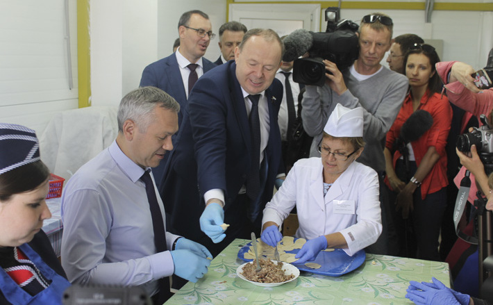 На предприятии «Русь» в селе Абрамово Куйбышевского района Андрею Травникову предложили попрактиковаться в изготовлении пельменей ручной лепки. Фото Дмитрия БЕКАРЕВА