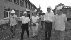 В Жуланской школе полным ходом идут ремонтно-восстановительные работы, их проинспектировал глава региона. Жители обращались к врио губернатора по многим важным для них вопросам, не дожидаясь официальной встречи. Подходили прямо во время осмотра объектов. И да, жаловались. Например, на некачественную питьевую воду в домах. Фото Натальи БУРБЕНКО
