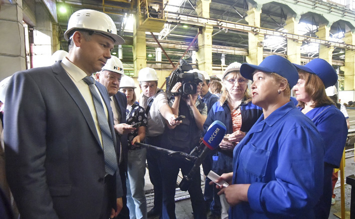 Руководителю региона рассказали о трудностях и достижениях Новосибирского электровозоремонтного завода. Фото с сайта правительства Новосибирской области