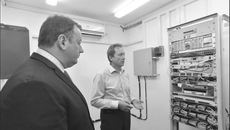 Юрий Куприянов знакомит Анатолия Дюбанова с новой аппаратурой. Фото Сергея Пермина