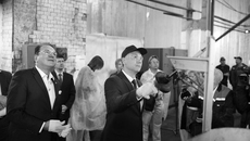 Андрей Травников запускает новую стекловаренную печь. Фото предоставлено пресс-службой РАТМ холдинга