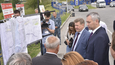 Глава региона знакомится с планом строительства новой дороги в Калининском районе.