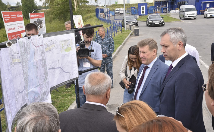 Глава региона знакомится с планом строительства новой дороги в Калининском районе. 