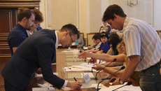 В пятницу печатные СМИ и ТВ участвовали в жеребьевке. Бесплатная газетная площадь в рамках гарантированного государством объема заинтересовала представителей всех кандидатов в губернаторы. За счет средств избирательного фонда, разместить информацию о кандидате и его программе изъявили желание две стороны — уполномоченные представители Дмитрия Савельева и Андрея Травникова. Фото: Избирательная комиссия Новосибирской области