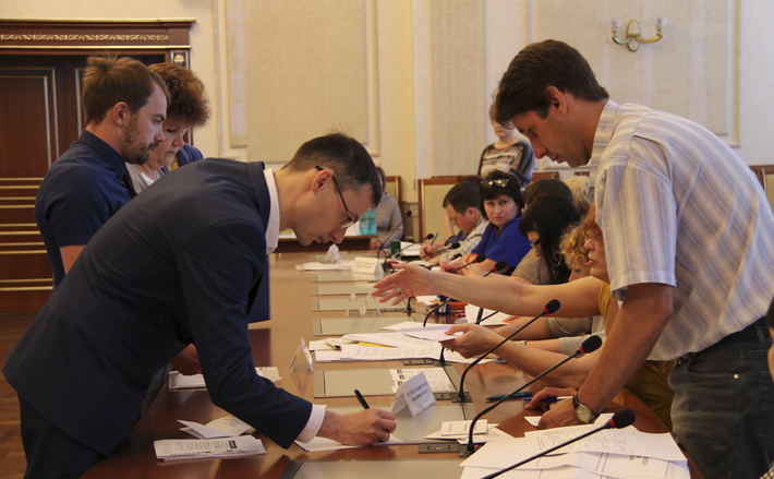 В пятницу печатные СМИ и ТВ участвовали в жеребьевке. Бесплатная газетная площадь в рамках гарантированного государством объема заинтересовала представителей всех кандидатов в губернаторы. За счет средств избирательного фонда, разместить информацию о кандидате и его программе изъявили желание две стороны — уполномоченные представители Дмитрия Савельева и Андрея Травникова. Фото: Избирательная комиссия Новосибирской области