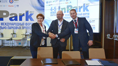 Подписание на InPark-2017 соглашения о сотрудничестве между управляющей компанией промышленно-логистического парка Новосибирской области (гендиректор Ирина Бокова), группой компаний IEK (член совета директоров Валерий Адлюков) и АИР Новосибирской области (гендиректор Александр Зырянов, на фото — справа). Фото предоставлено АИР НСО