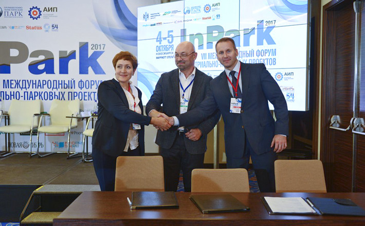 Подписание на InPark-2017 соглашения о сотрудничестве между управляющей компанией промышленно-логистического парка Новосибирской области (гендиректор Ирина Бокова), группой компаний IEK (член совета директоров Валерий Адлюков) и АИР Новосибирской области (гендиректор Александр Зырянов, на фото — справа). Фото предоставлено АИР НСО