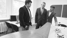Губернатору продемонстрировали возможности научно-производственного и образовательного центра беспилотных авиационных систем, лаборатории «Виртуальная и дополненная реальность», а также центра инжиниринга и робототехники, созданного на базе отечественных разработок. Фото пресс-службы губернатора и правительства Новосибирской области
