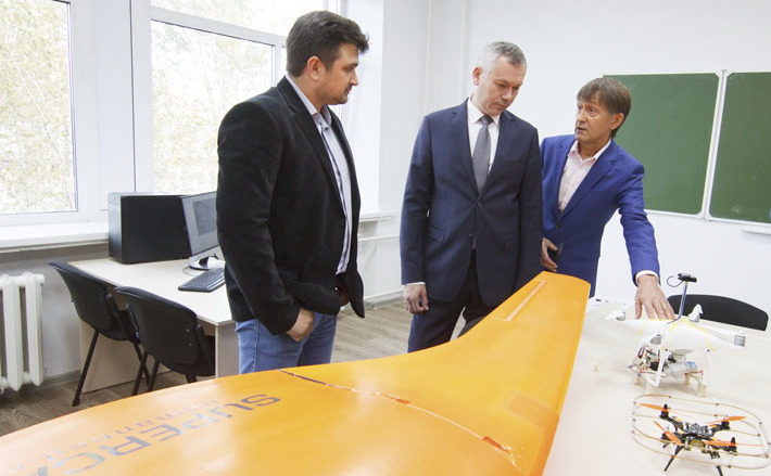 Губернатору продемонстрировали возможности научно-производственного и образовательного центра беспилотных авиационных систем, лаборатории «Виртуальная и дополненная реальность», а также центра инжиниринга и робототехники, созданного на базе отечественных разработок. Фото пресс-службы губернатора и правительства Новосибирской области