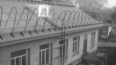 Мощные ограждения, установленные на кровле школы в селе Лебедевка, должны удержать снежные глыбы