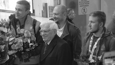 Даниил Марков (на фото крайний слева) выиграл в Буэнос-Айресе шесть медалей — три золотые и три серебряные. Все свои золотые медали и одну серебряную воспитанник центра водных видов спорта завоевал вместе с товарищами по команде в эстафетах, а два серебра — в спринтах кролем и баттерфляем. Данил Самусенко (на фото крайний справа) в финале турнира по мини-футболу в игре с бразильцами забил единственный мяч нашей сборной в ворота противника за полторы минуты до завершения матча (1:4). Фото с сайта nso.ru