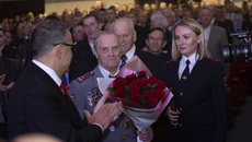 Полковник в отставке Евгений Щербак, участник Великой Отечественной войны и бывший начальник Центрального РУВД: «Коллеги, желаю вам здоровья. А главное — чтобы вы любили людей! Вот когда вы будете любить людей, с вас никто ничего никогда не спросит и желать вам будет исключительно здоровья!» Фото Виктора БОРОВСКИХ