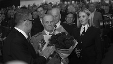 Полковник в отставке Евгений Щербак, участник Великой Отечественной войны и бывший начальник Центрального РУВД: «Коллеги, желаю вам здоровья. А главное — чтобы вы любили людей! Вот когда вы будете любить людей, с вас никто ничего никогда не спросит и желать вам будет исключительно здоровья!» Фото Виктора БОРОВСКИХ