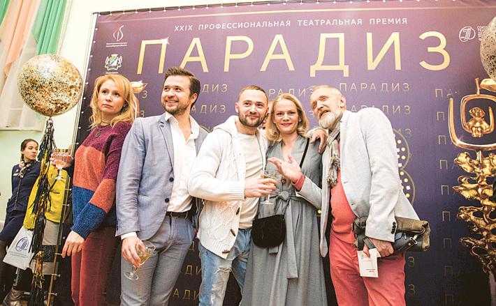 «Парадиз» для артистов новосибирских театров — редкая возможность встретиться. Фото Виктора БОРОВСКИХ