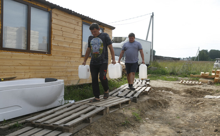 В поселке Садовом, где льготникам дают бесплатную землю под индивидуальное жилищное строительство, почти 900 участков. Среди получателей — многодетные семьи, инвалиды с детства и так далее